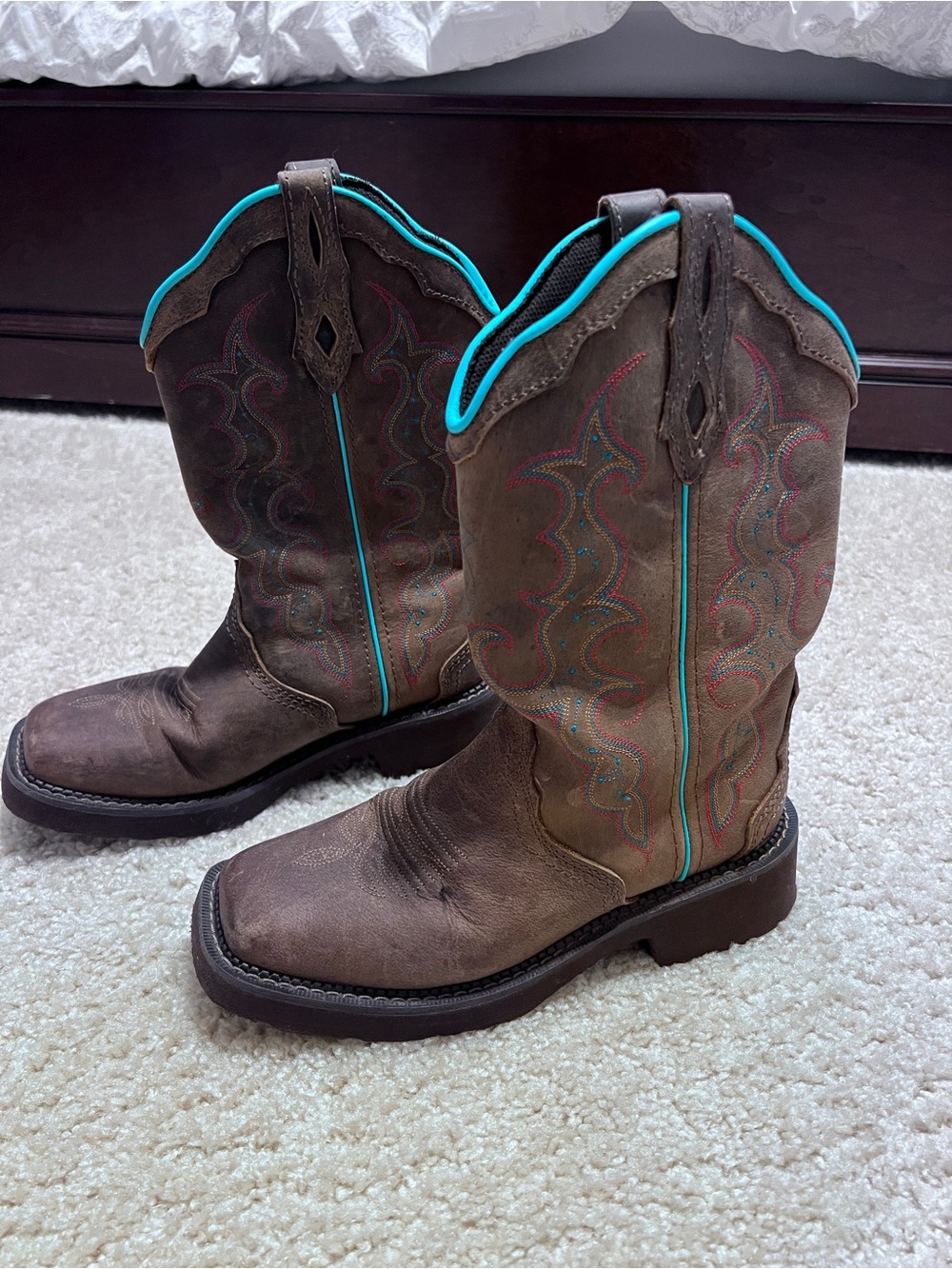 Justin boots a 7.5 Western with Teal Trim